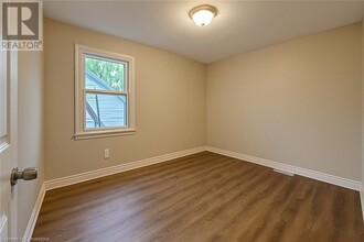 399 Erb St. W in Waterloo, ON - Building Photo - Building Photo
