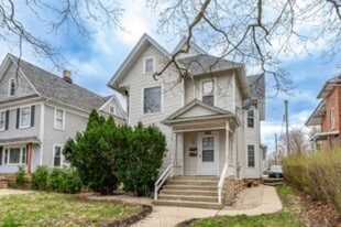 1613 E State St in Rockford, IL - Building Photo