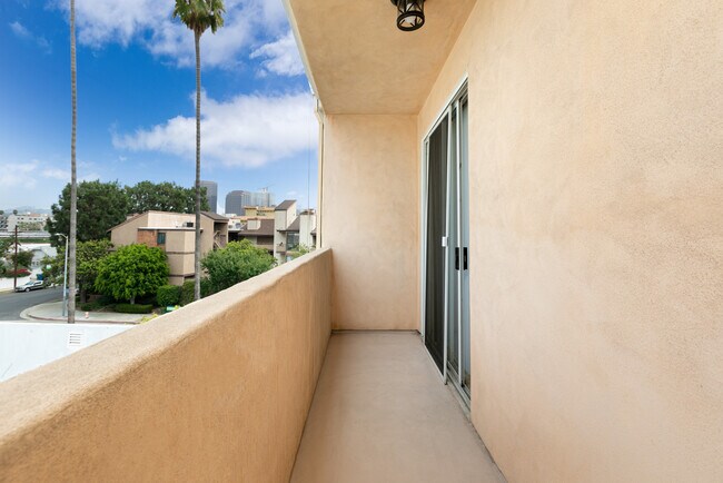 1337 South Bundy Drive in Los Angeles, CA - Foto de edificio - Building Photo