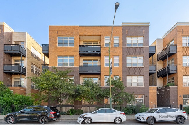 property at 2935 N Clybourn Ave