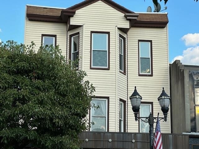 588 Broadway in Bayonne, NJ - Building Photo