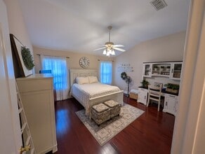 1015 Burning Tree Way in Tallahassee, FL - Foto de edificio - Building Photo