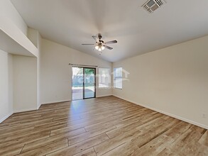 17768 W Hearn Rd in Surprise, AZ - Building Photo - Building Photo