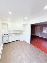 18711 Schoolcraft Rd in Detroit, MI - Foto de edificio - Building Photo