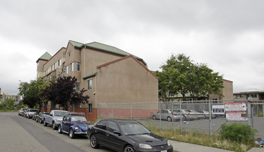 James Lee Court in Oakland, CA - Foto de edificio - Building Photo