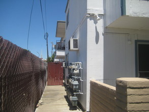 1161 E Yosemite Ave in Manteca, CA - Building Photo - Building Photo