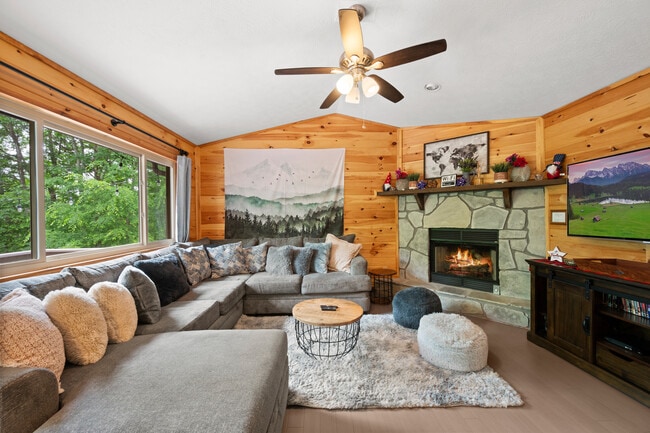 930 Hideaway Hills Cir in Sevierville, TN - Foto de edificio - Building Photo