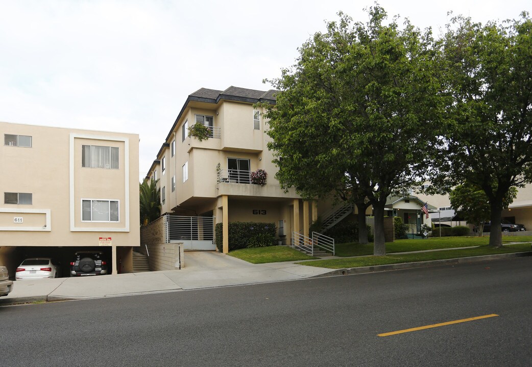 613 E Verdugo Ave in Burbank, CA - Building Photo