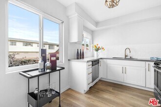 1600 N Hobart Blvd in Los Angeles, CA - Building Photo - Building Photo