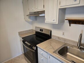 4849 Grace Rd, Unit 121 in North Olmsted, OH - Foto de edificio - Building Photo