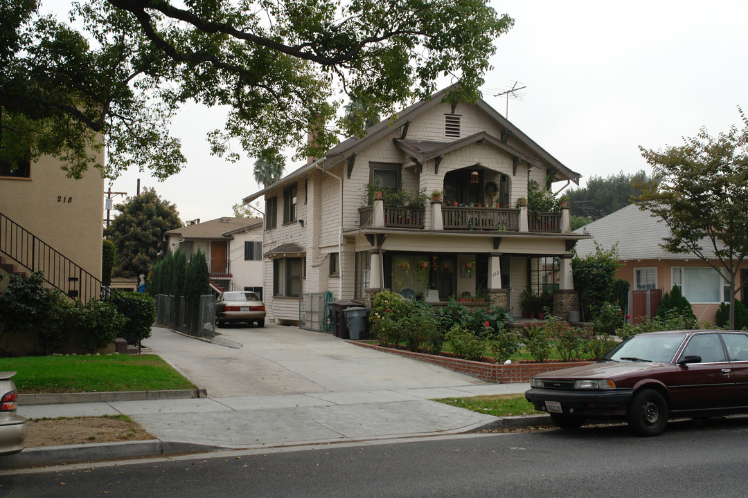 212 E Maple St in Glendale, CA - Building Photo