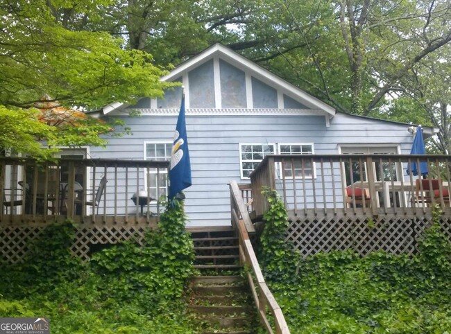 property at 27 Lakeview Dr NE