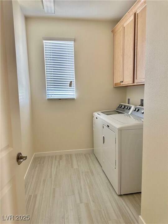 10334 Kesington Dr in Las Vegas, NV - Building Photo
