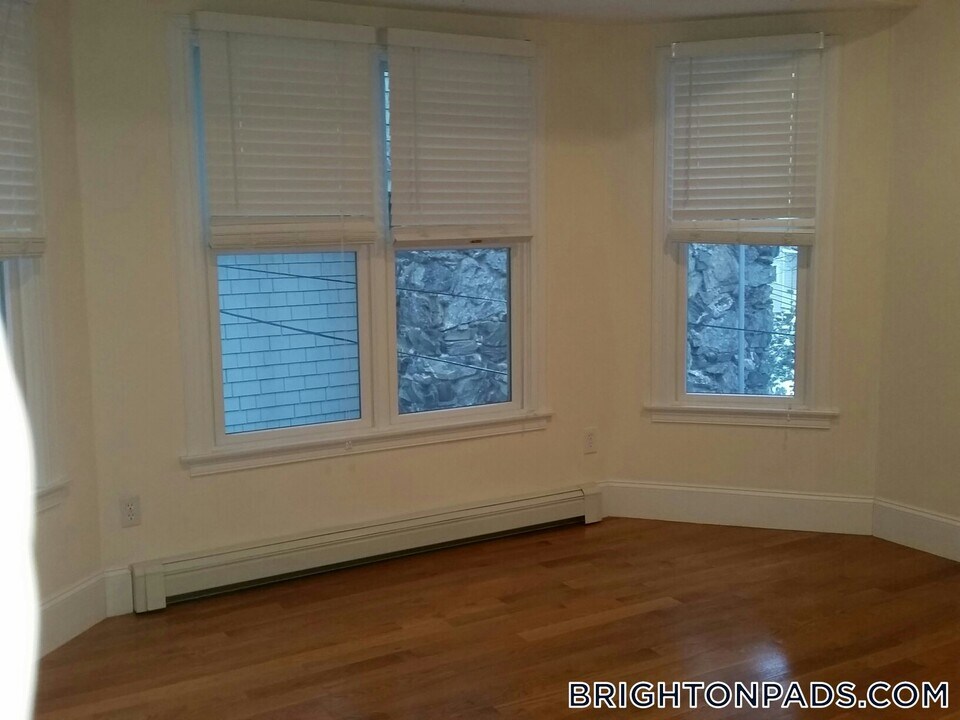 10 Selkirk Rd in Boston, MA - Building Photo