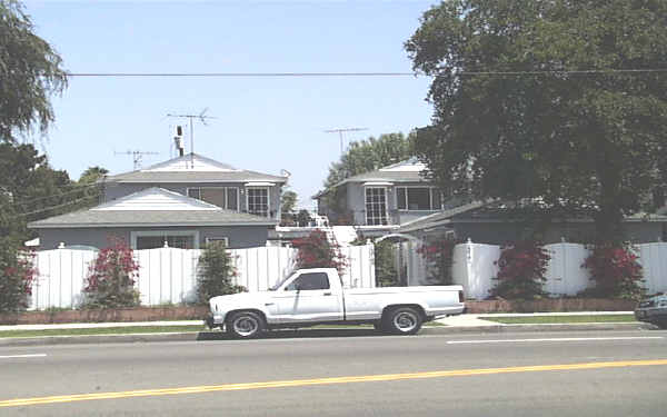 13741 Burbank Blvd in Van Nuys, CA - Building Photo