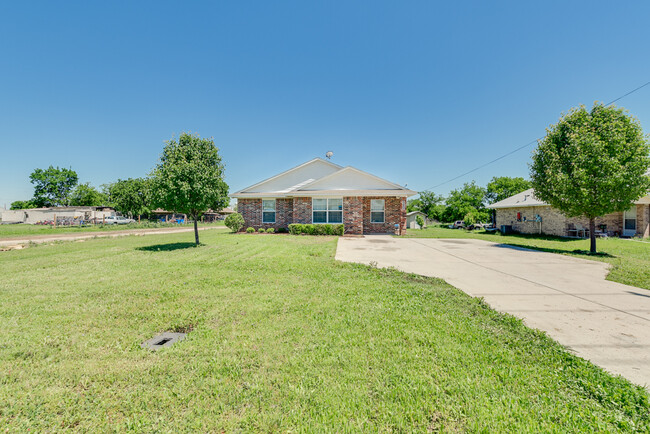 380 Railroad Ave in Sanger, TX - Foto de edificio - Building Photo