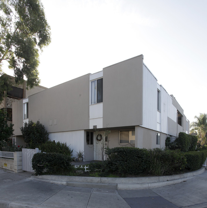 820-822 W Washington Ave in Santa Ana, CA - Building Photo