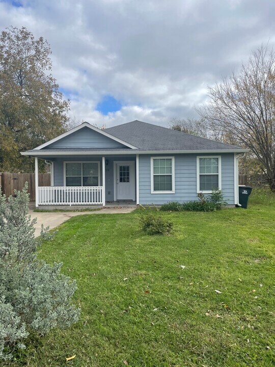 772 S Polk Street in Giddings, TX - Building Photo