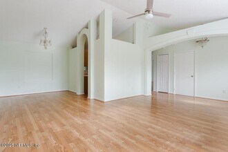 2058 Forest Gate Dr E in Jacksonville, FL - Foto de edificio - Building Photo