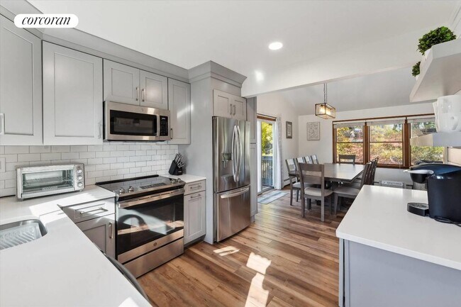 20 Magee Dr in Southampton, NY - Building Photo - Building Photo