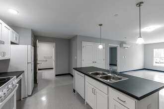Brookside Commons in Waterford, CT - Foto de edificio - Interior Photo