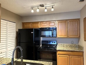 1073 S Hiawassee Rd in Orlando, FL - Foto de edificio - Building Photo