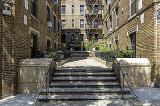 34-44 Seaman avenue in New York, NY - Foto de edificio - Building Photo