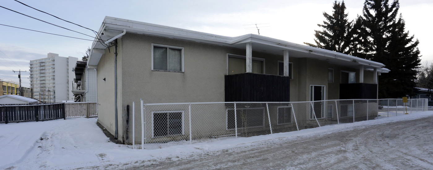 816 67th Ave SW in Calgary, AB - Building Photo