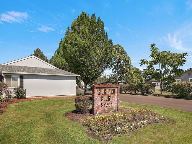 Highland Court Apartments in North Plains, OR - Building Photo - Building Photo