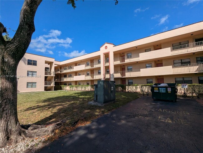 3399 Foxcroft Rd in Miramar, FL - Foto de edificio - Building Photo