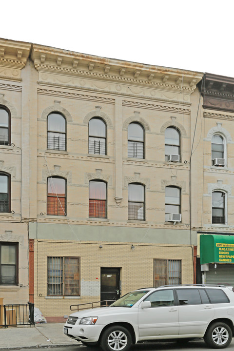 705 Knickerbocker Ave in Brooklyn, NY - Building Photo