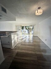 7360 SW 82nd St in Miami, FL - Foto de edificio - Building Photo