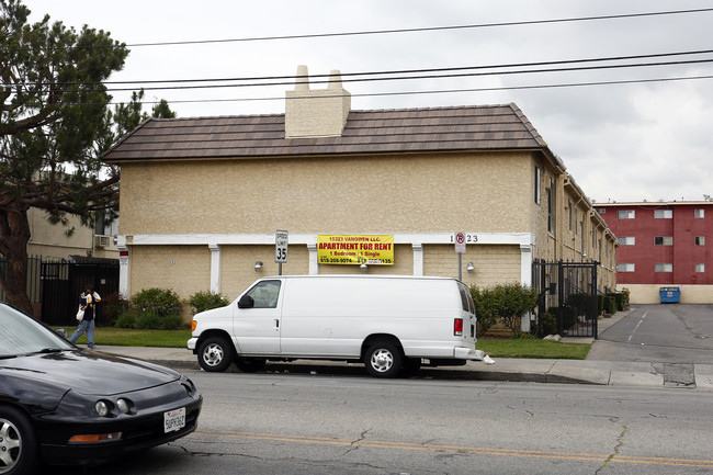 Studio Village Apartments in Van Nuys, CA - Building Photo - Building Photo