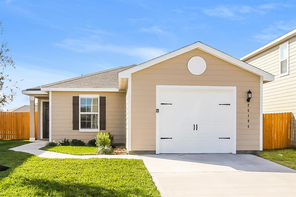 25194 Dickens Dr in Magnolia, TX - Building Photo