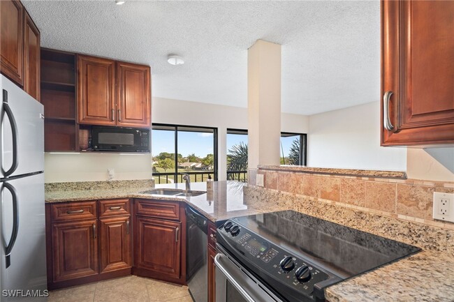 7410 Lake Breeze Dr in Ft. Myers, FL - Foto de edificio - Building Photo