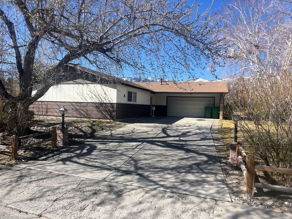 801 W Winnie Ln in Carson City, NV - Building Photo