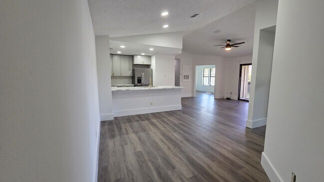4002 Crockers Lake Blvd, Unit #123 in Sarasota, FL - Building Photo - Building Photo