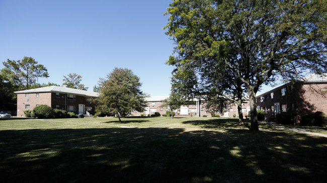 Lexington Village in Clark, NJ - Foto de edificio - Building Photo