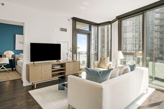450 E Waterside Dr in Chicago, IL - Foto de edificio - Building Photo