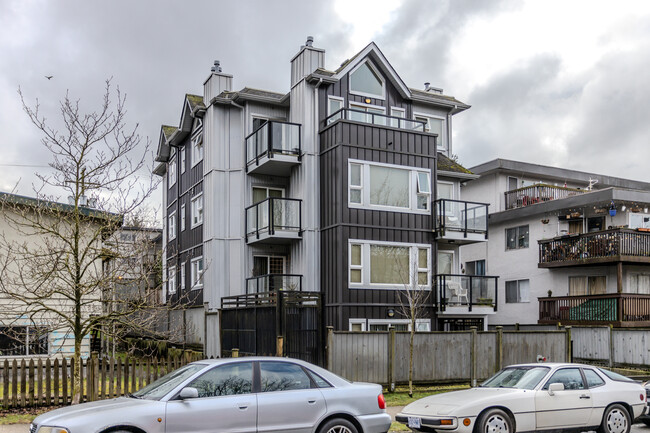 2184 Triumph St in Vancouver, BC - Building Photo - Building Photo