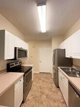 18001 Richmond Pl Dr in Tampa, FL - Building Photo - Building Photo