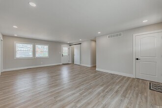 911 Mayfair Dr in Boonville, IN - Building Photo - Building Photo