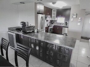 9411 N Hollybrook Lake Dr in Pembroke Pines, FL - Building Photo - Building Photo