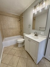 5 Washington St, Unit B2 in Reading, MA - Foto de edificio - Building Photo