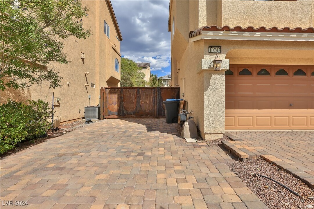 10742 Prairie Wheat Ct in Henderson, NV - Building Photo