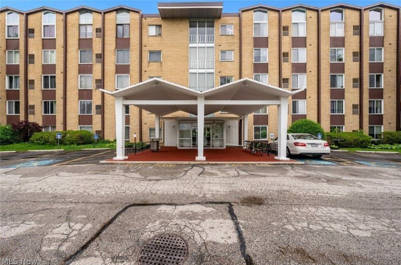 25735 Lorain Rd in North Olmsted, OH - Foto de edificio