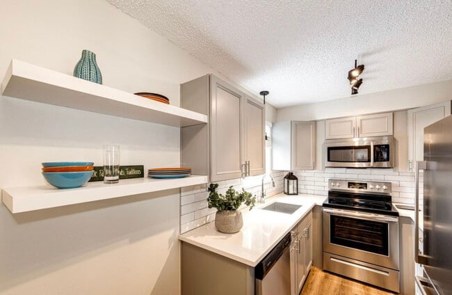 8060 W 9th Ave in Lakewood, CO - Building Photo - Building Photo