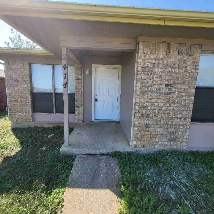 3412 Colonial Pl in Fort Worth, TX - Building Photo