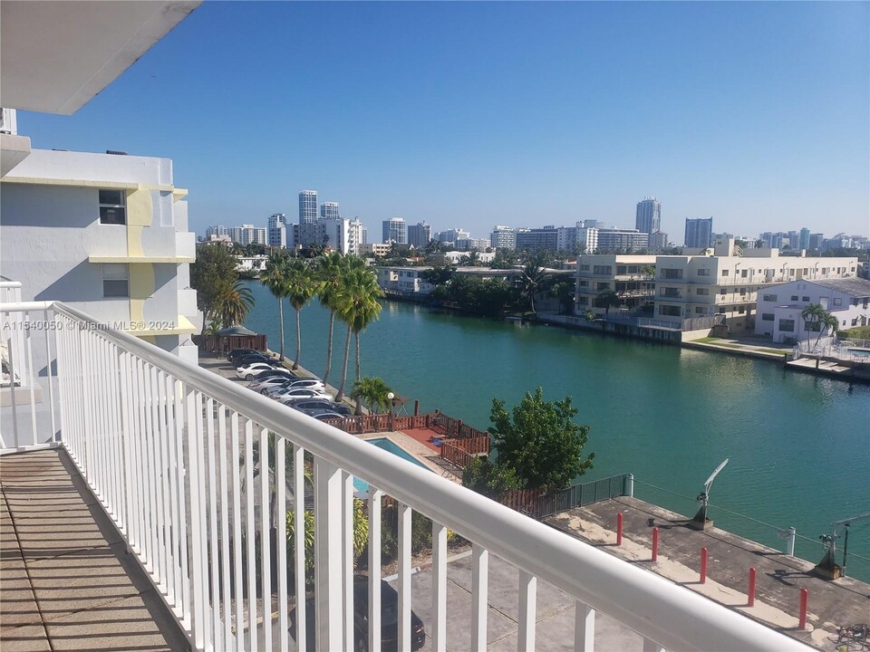 110 S Shore Dr, Unit 5E in Miami Beach, FL - Building Photo