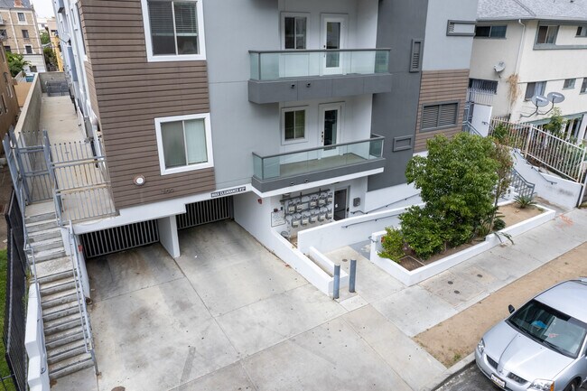 709 South Manhattan Place in Los Angeles, CA - Foto de edificio - Building Photo